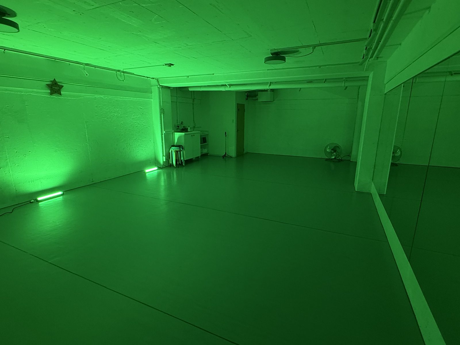 緑のLED照明をつけた丸太町店
