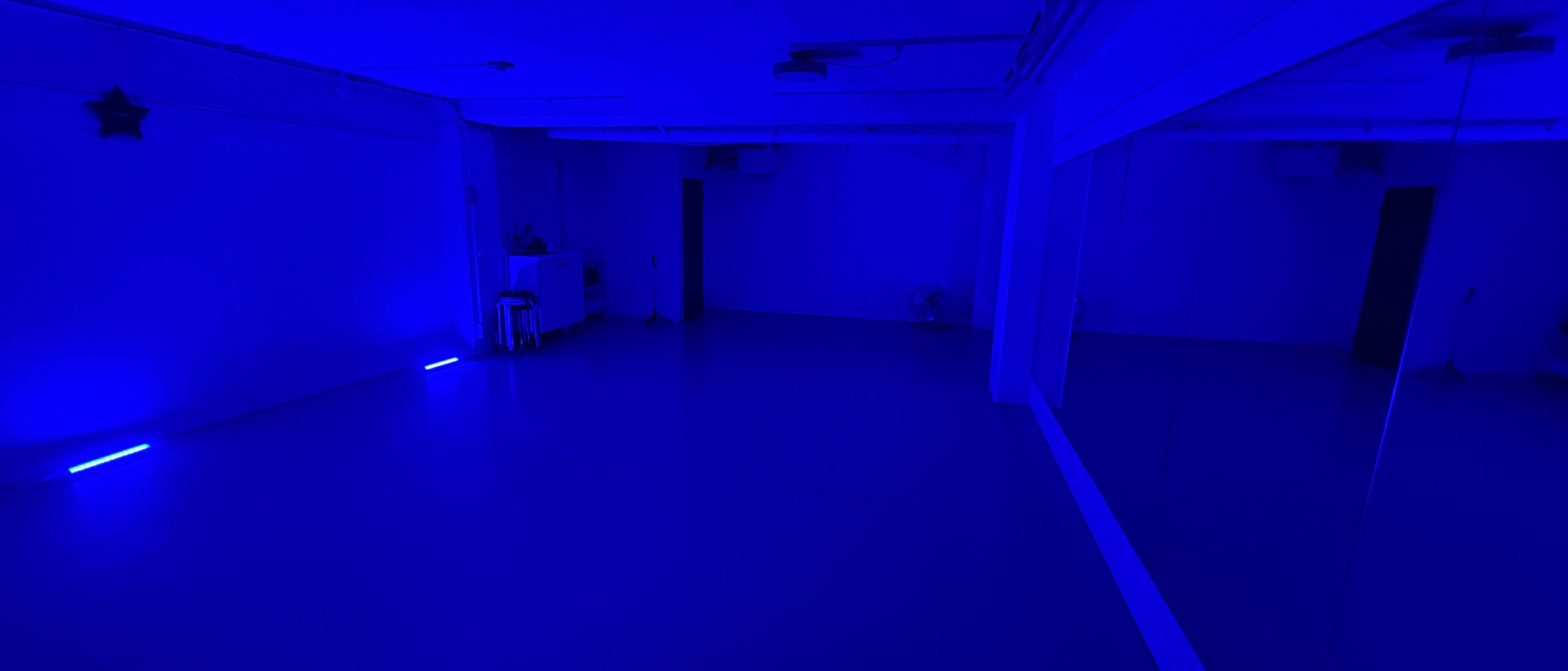 ブラックライト照明のスタジオ。独特の雰囲気でダンス動画撮影にも人気。