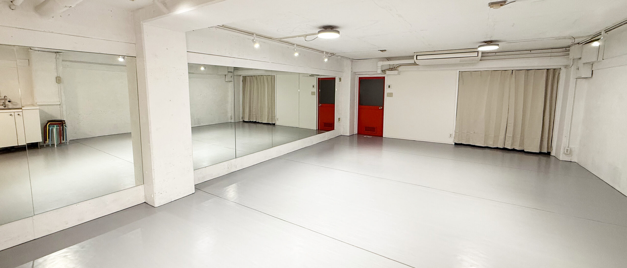 スタジオの広いフロアで練習するイメージ